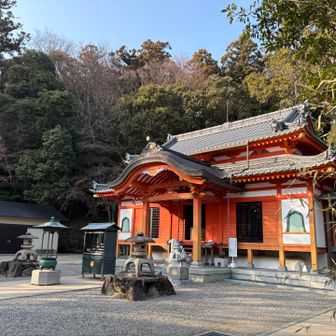 奥の院に到着
こちらの建物の後に磐座🪨があります。
大悲水は建物左手

今日は大悲水のお水をペットボトルに汲んで元気が無くなった家の観葉植物🪴にあげることにします。
皆さんコーヒーやお茶に沸かして飲まれてます。
生水は🙅‍♀️