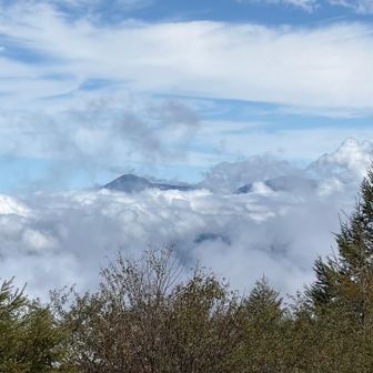 蓼科山も少し…
右に一昨年行った北横岳の影も