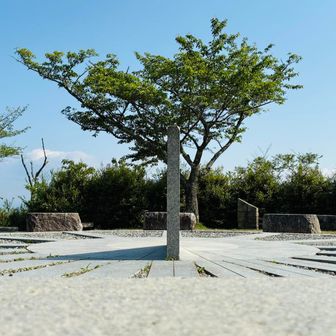 雌岳山頂日時計