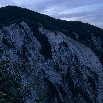 2日目はこんな感じの崖に沿って歩きます
