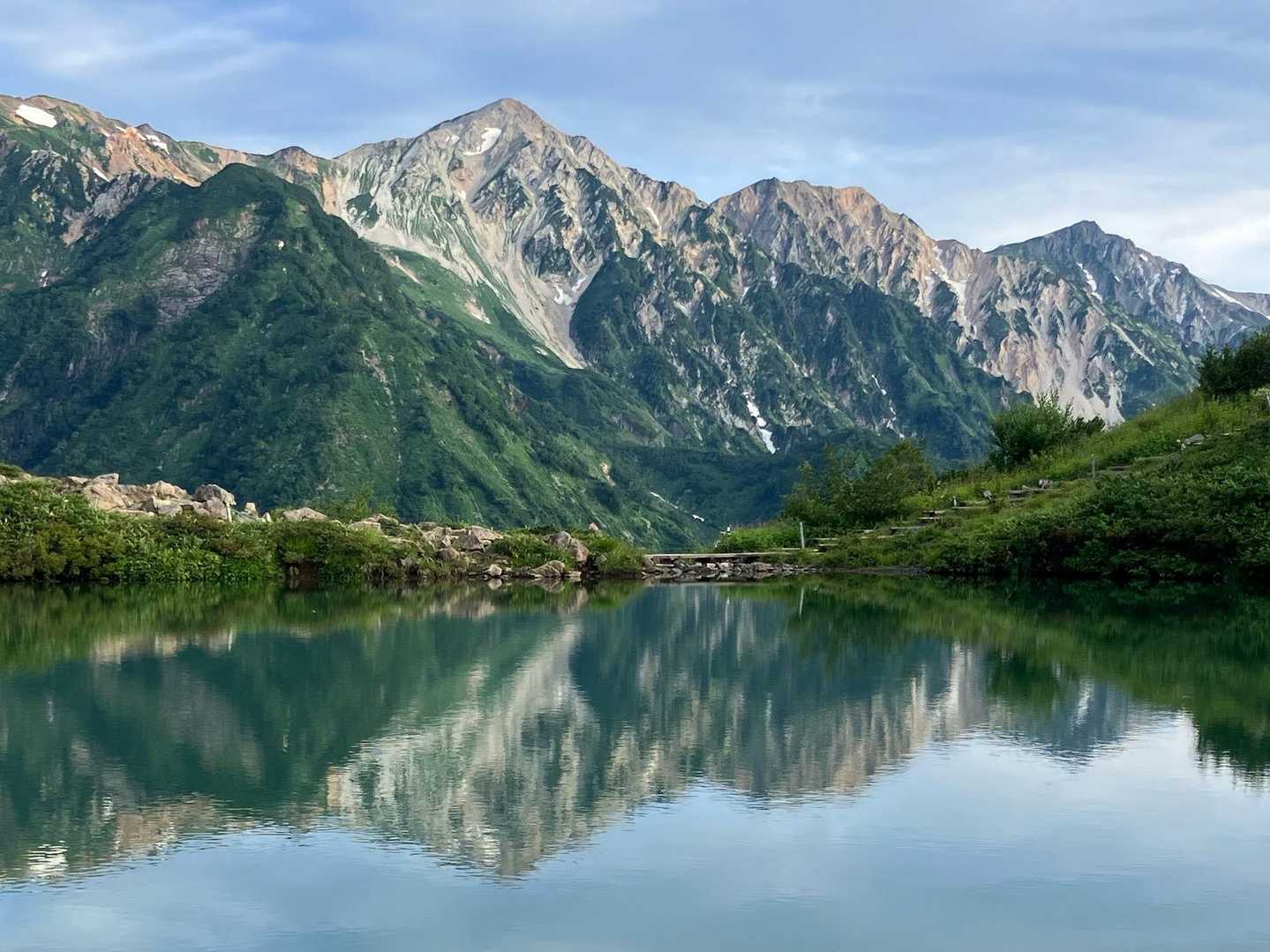 じっと待つと、出てきました！
この場所は登山道なので、人が写り込まないようにするタイミングも必要で写すのが大変です笑