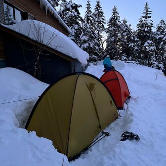 小屋近くを整地したテント場の状態