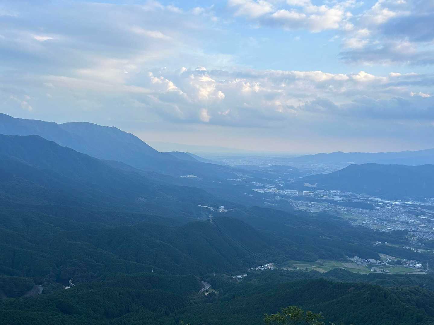 若杉山 | キャンプ場に温泉、パラグライダー基地も点在するバリエーション豊かな山の写真
