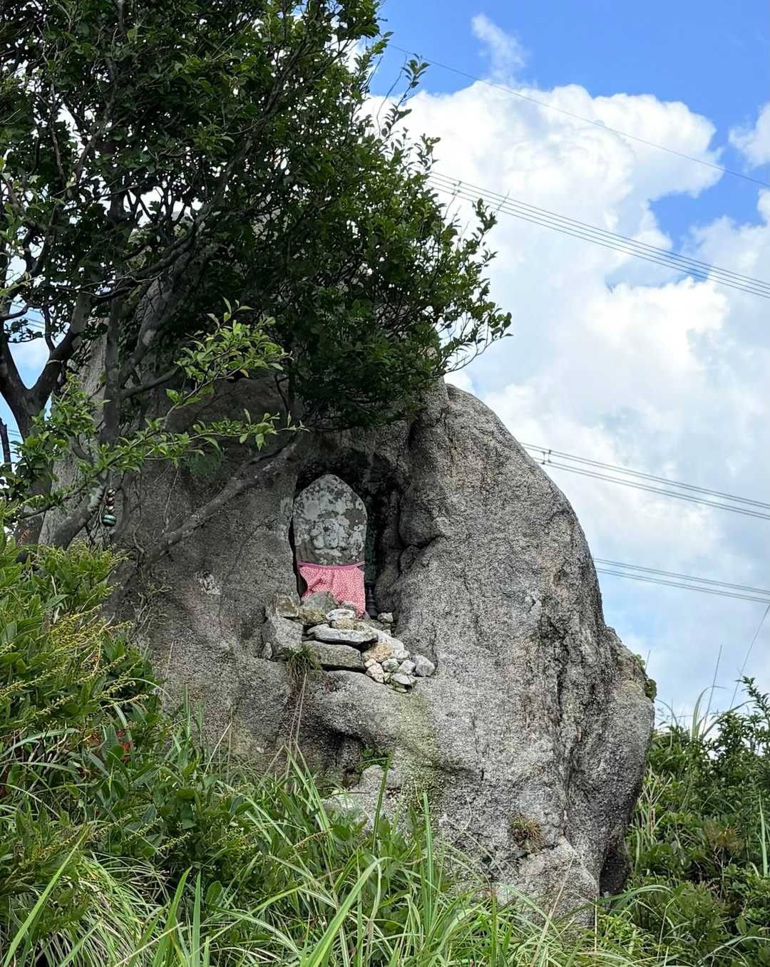 岩の中にお地蔵様