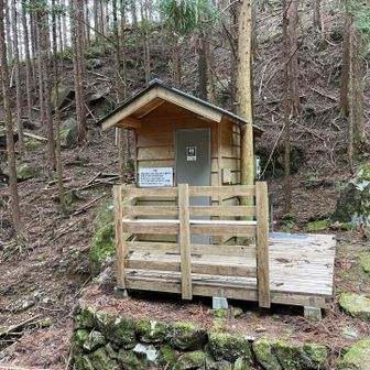 隅にトイレもあり。