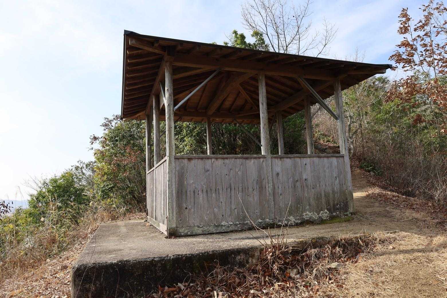 城山手前の東屋  
展望良し👀👌