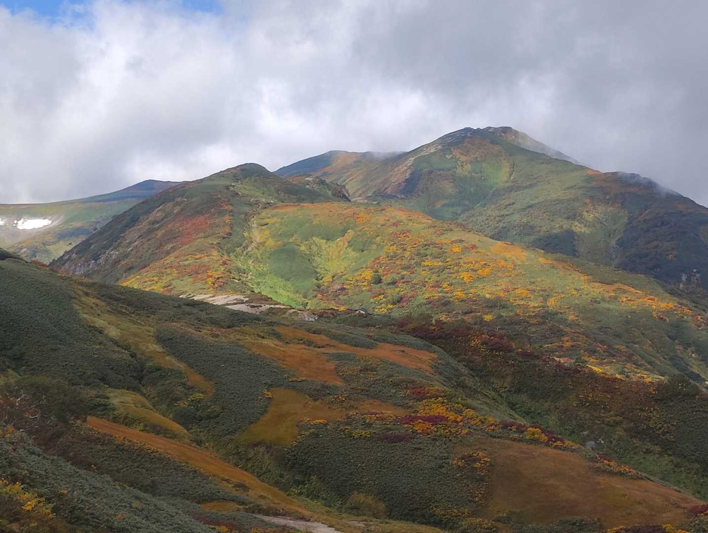 飯豊山往復 | 長き旅路の果てに現れる天空の主稜線、万年雪と高山植物が咲き乱れるの写真