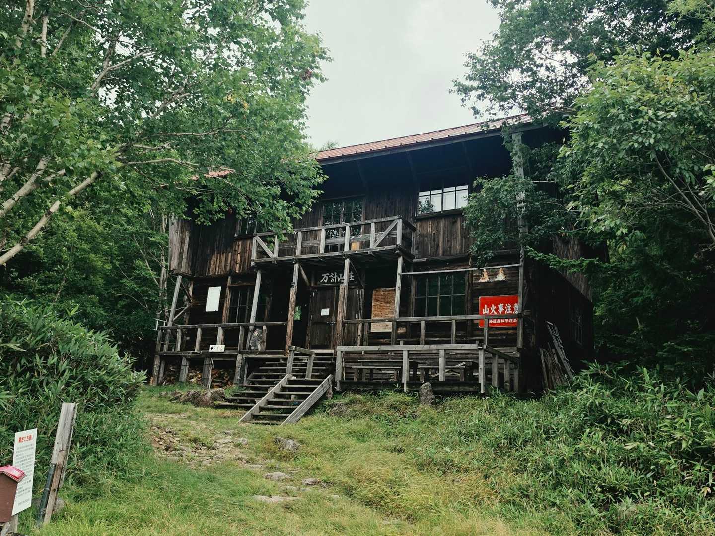 万計山荘（避難小屋）があります