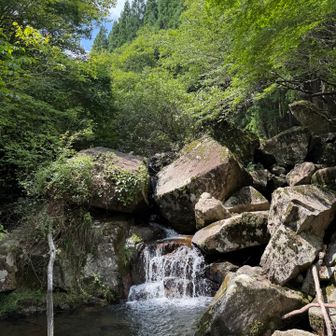積み木のように重なり合う岩🪨と滝💦の世界