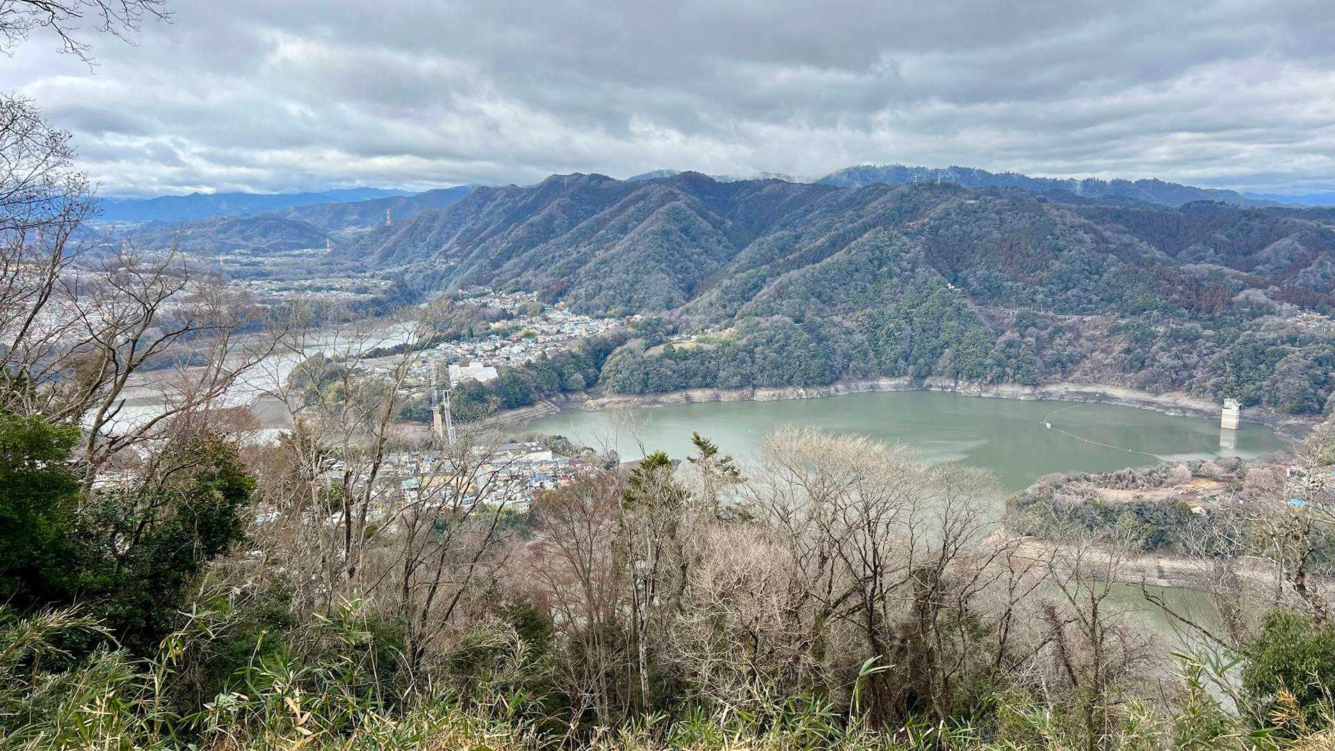 南高尾の山並みの先には八王子城跡🏯