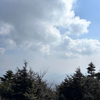 岩の上の展望も、今日は霞んでいて見えない😢