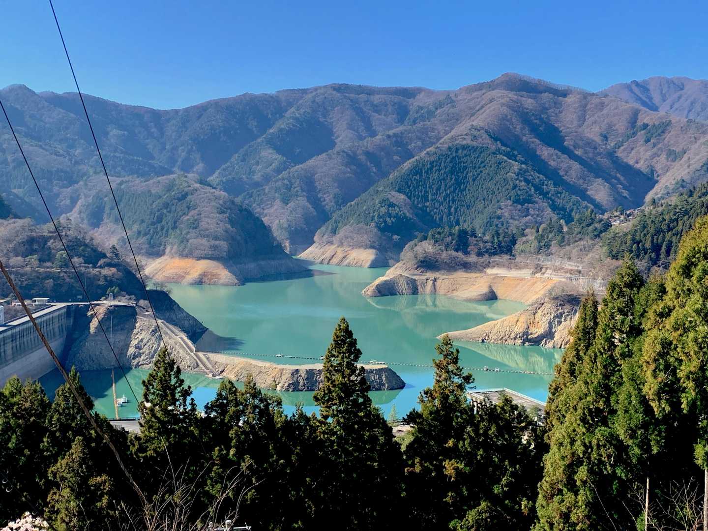 今年の冬は降水量が少ないと聞いていましたが、奥多摩湖の水が少ないです。