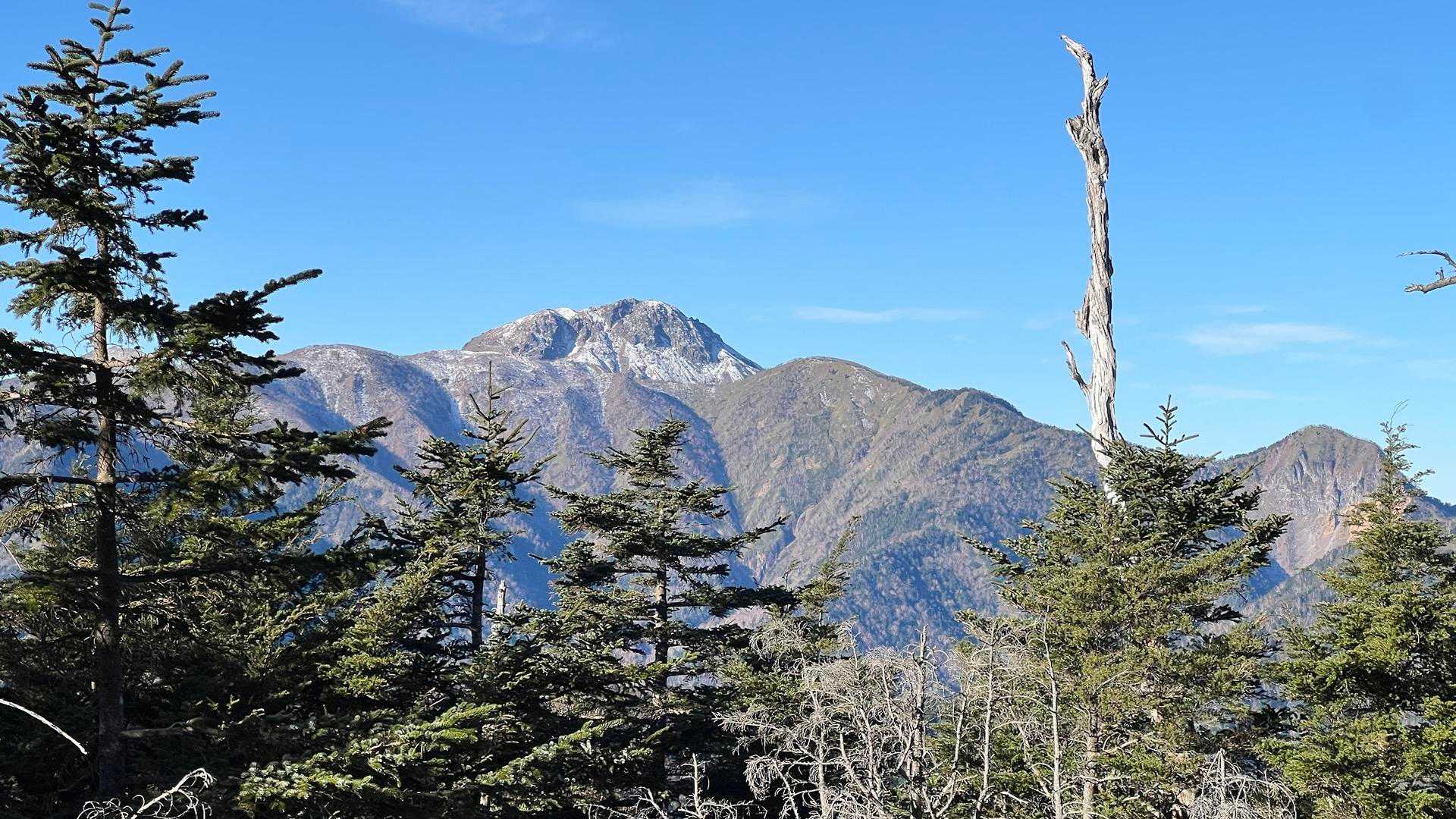 山王帽子山山頂近くなると日光白根山が見える
もう冠雪してました