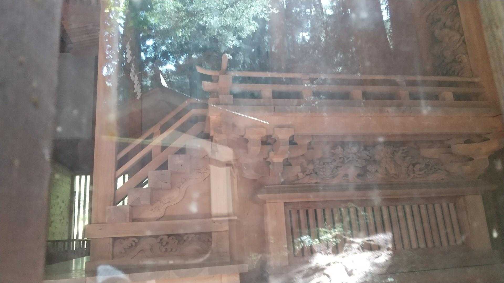 神社の脇から覗かせて頂く
立派な社殿が見える。