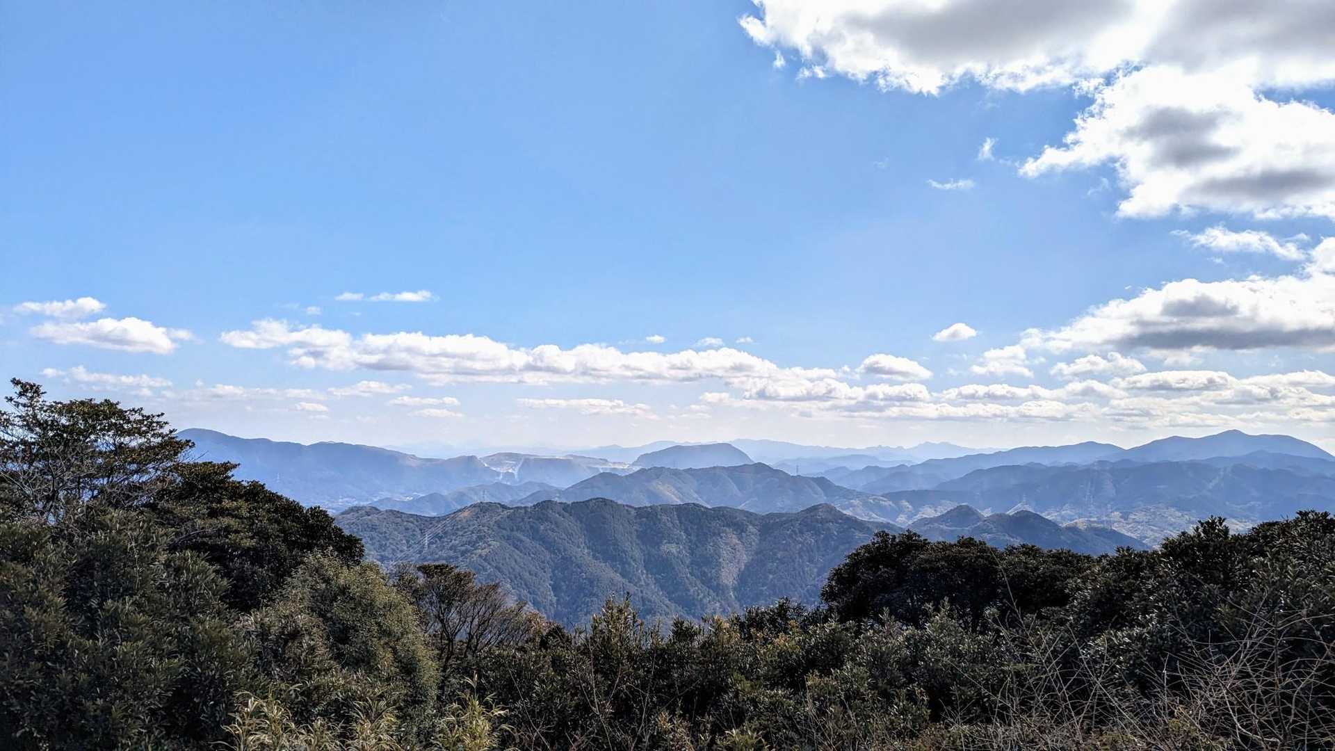 途中の展望台
奥に英彦山、鷹ノ巣犬ヶ岳が
ハッキリ見えます👀