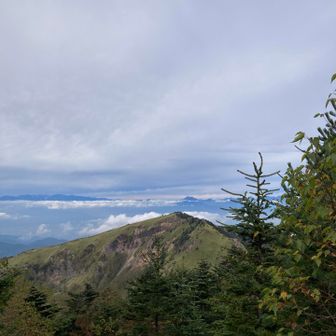 さっきまでいた、根子岳と、奥に高妻山