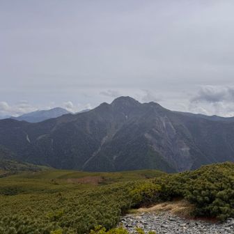 塩見岳が見えます。登ってる人もいたのでしょうが、当然見えません。