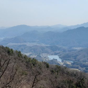 大野貯水池。
その向こうの高台の街は四方津の団地。
さらに奥の山は石老山。