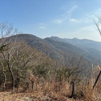 さっきまでいた山々^ ^鉄塔のとこが大平山かぁ