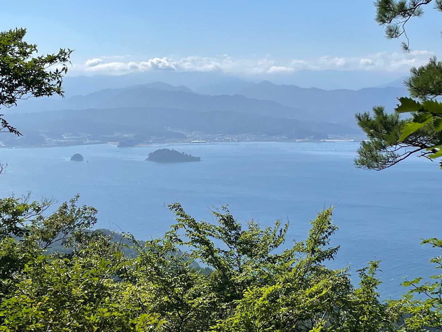 さっき行った大島、左に小島。ちなみにガイドは中島さん。