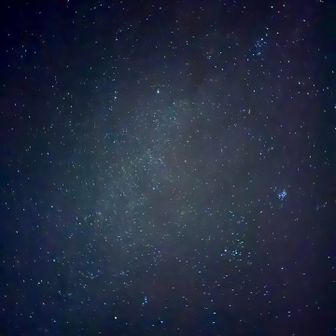 まだ暗いうちに外に出てみると、満点の星空でした