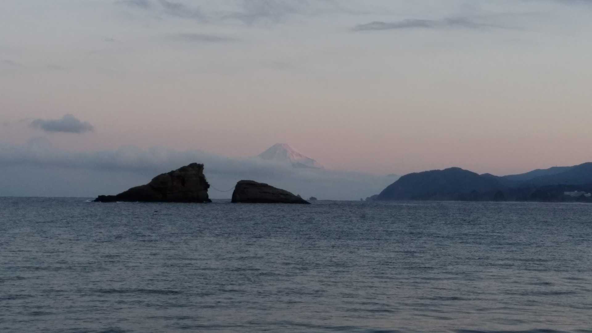 海の向こうにど～んと富士山🗻