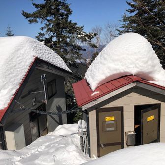 麓には雪がすっかり無かったのにここはたっぷり残ってます。雪質もシャリシャリではありません。