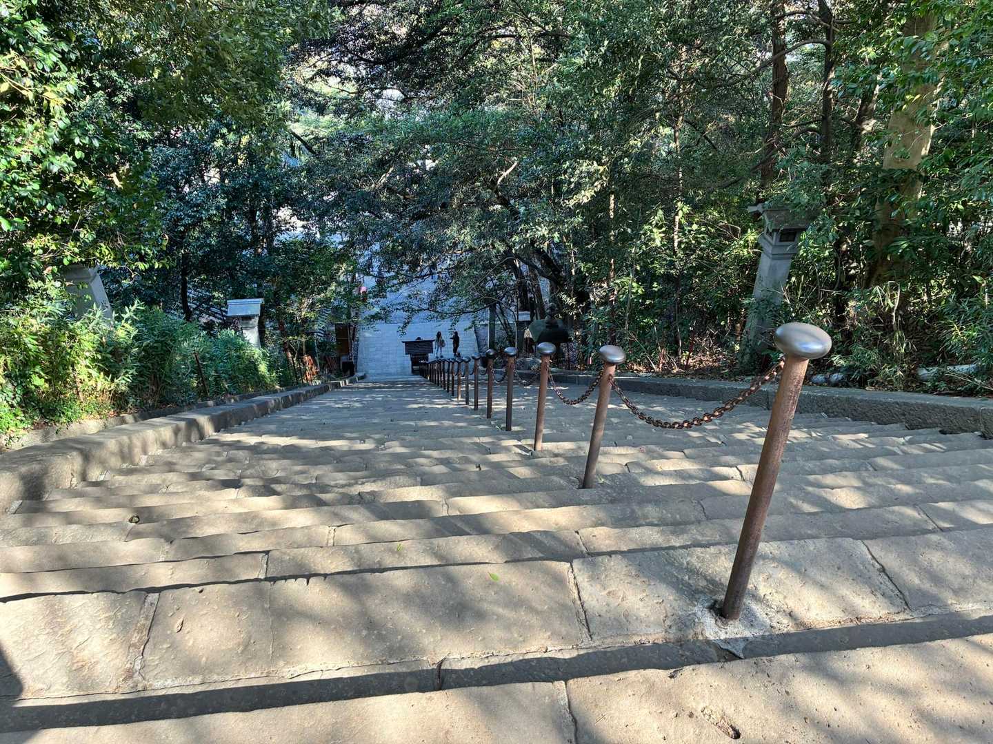 100段の石段を下ります