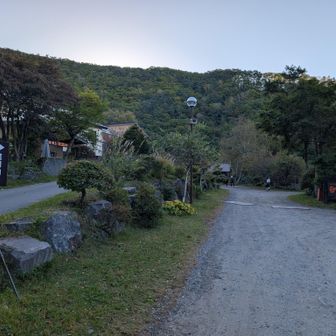 左の建物が浅間山荘　♨あり
