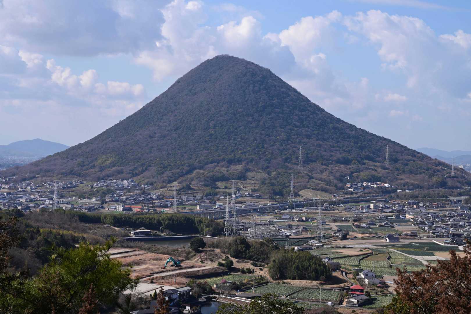 立派な独立峰ですネ