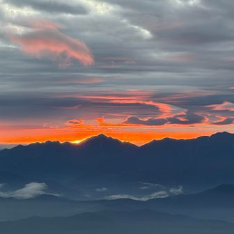 甲斐駒に登る朝日🌅
