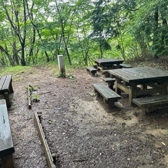 三国山頂上にはテーブル、椅子があります。
ここでは休みません。