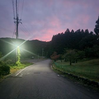 ラウンド1！日の出前に登山開始！
朝焼けが出てるからご来光が見れるかも？🌄