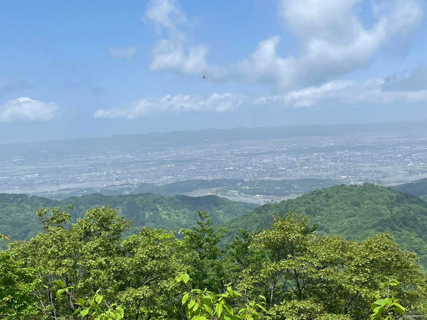長岡市が一望…今日は霞んでいます