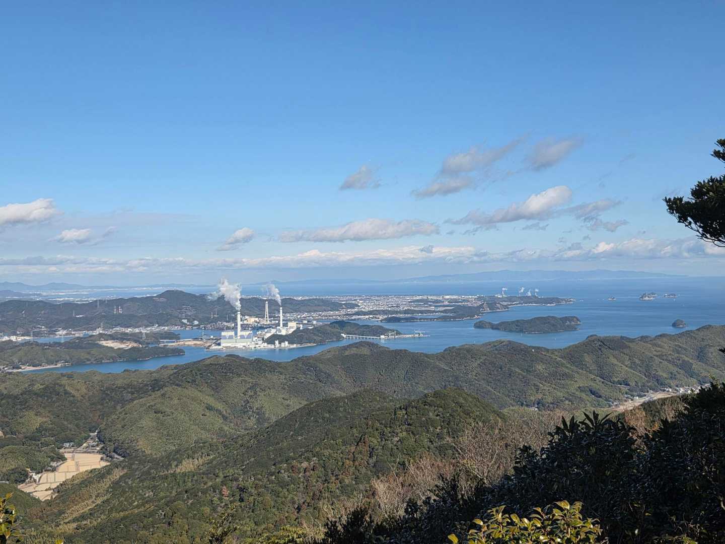 橘湾の火力発電所が見える