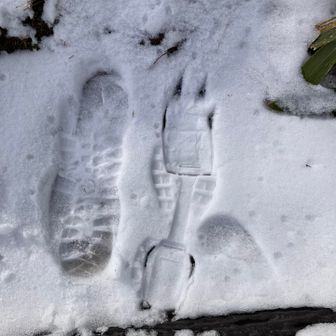 アイゼン足跡。さすがに前爪有りアイゼンは今日はいらないと思う。