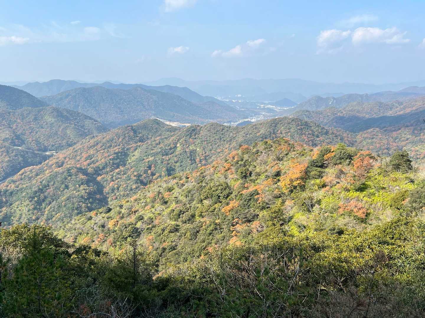 下山開始して少し行った所から、山口方面📸パチリ
薄っすらと西鳳翩山・東鳳翩山が見えました‼️😶‍🌫️