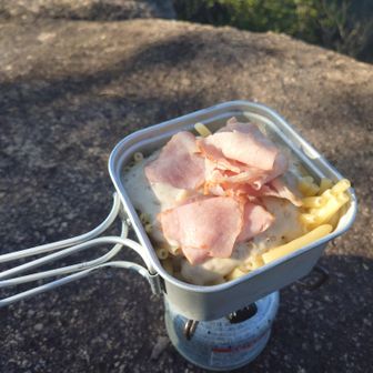 きのこ🍄‍🟫クリームソースをかけて、ベーコン🥓を乗せ