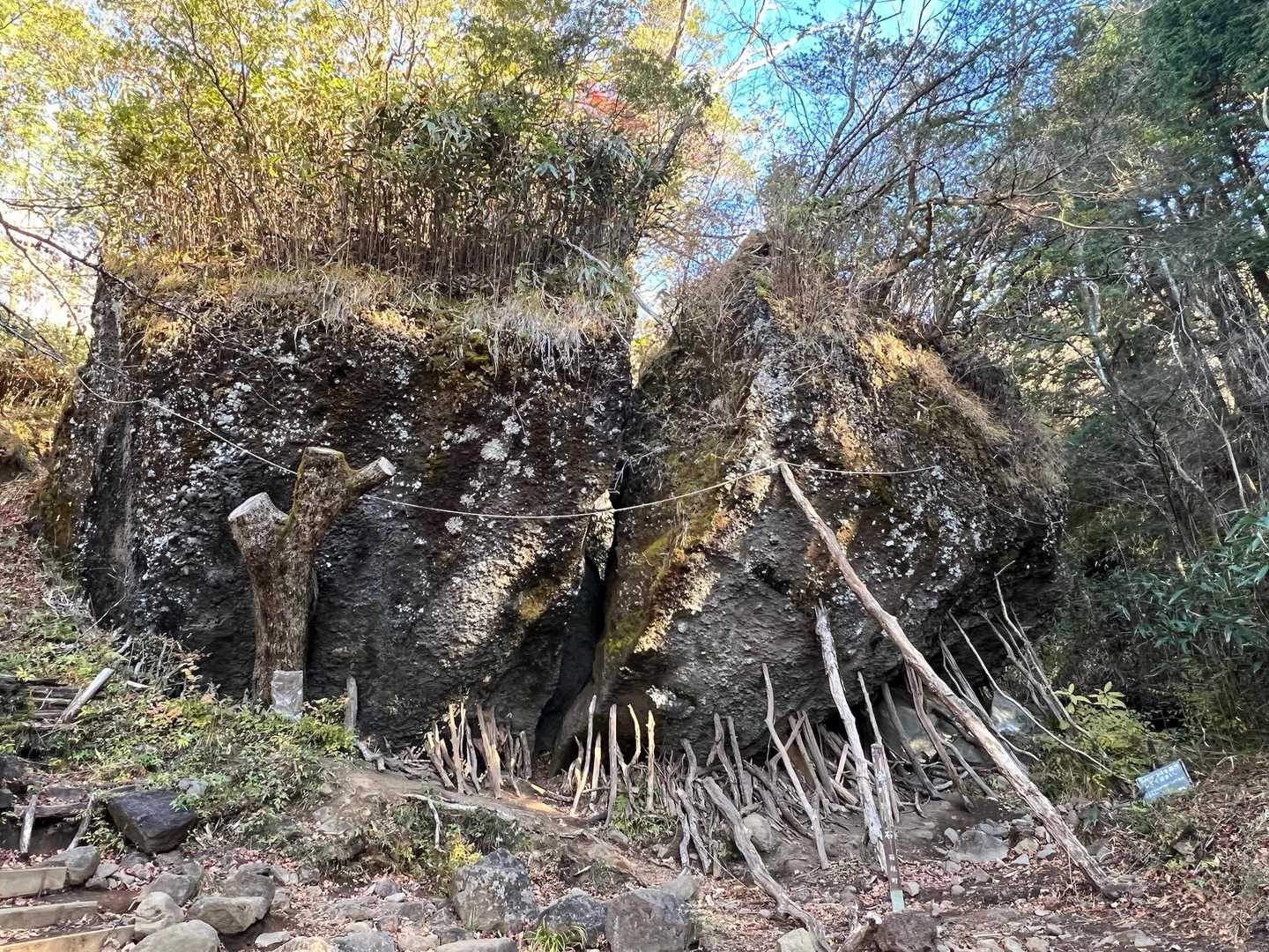 「宿り石（ やどりいし）」は、金太郎が母の山姥（やまんば）と生活していた場所と言われているそうな。
