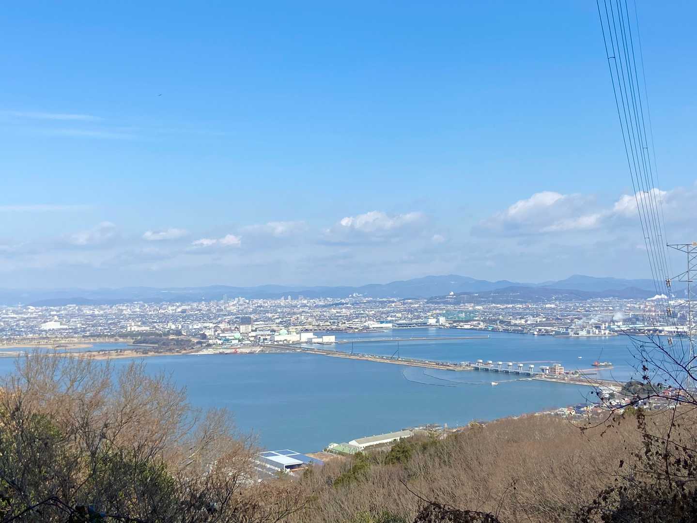 きょうは全く見えませんね。
うん十年前に、郡(こおり)に免許試験場があった頃、免許取得で来た懐かしい風景が見えます。
