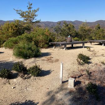 榧原山の山頂の様子

広くて縁台がある💁