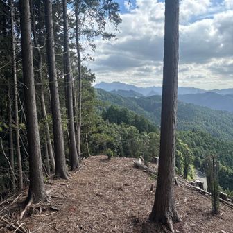 弓張岳山頂、英彦山が見えます
