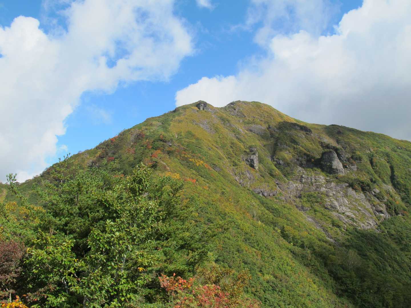 中央右がこれから登る白毛門山頂