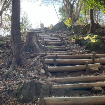 吉祥坂最後の階段。大空に向かって上り締る感じ。