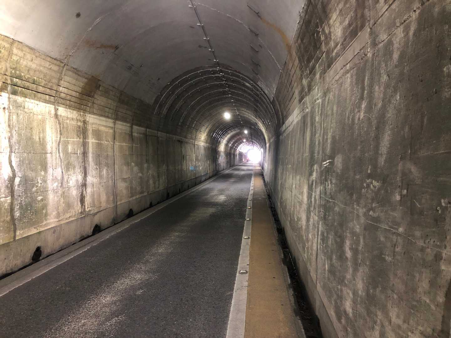 狭いトンネルで怖いが歩道スペースはある