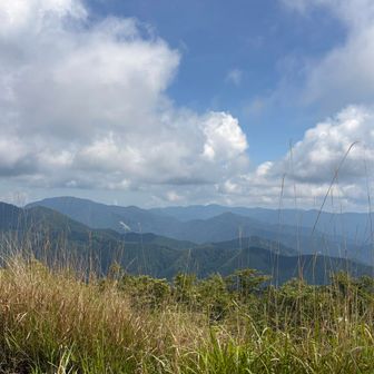 山頂までは展望がありませんがここで一気に視界が開けます