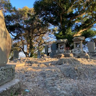 三浦富士山頂は石碑がたくさん。
何が祀られているんだろう。