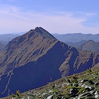 切れ落ちた山肌が迫力満点
