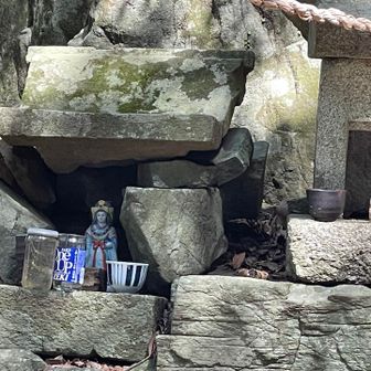 吉祥天女がまつられている祠。戦国時代の当時東三河三大寺であった今水寺の奥の院があったとされるが、武田信玄によって焼き払われ、現在は小さな祠があるのみ。