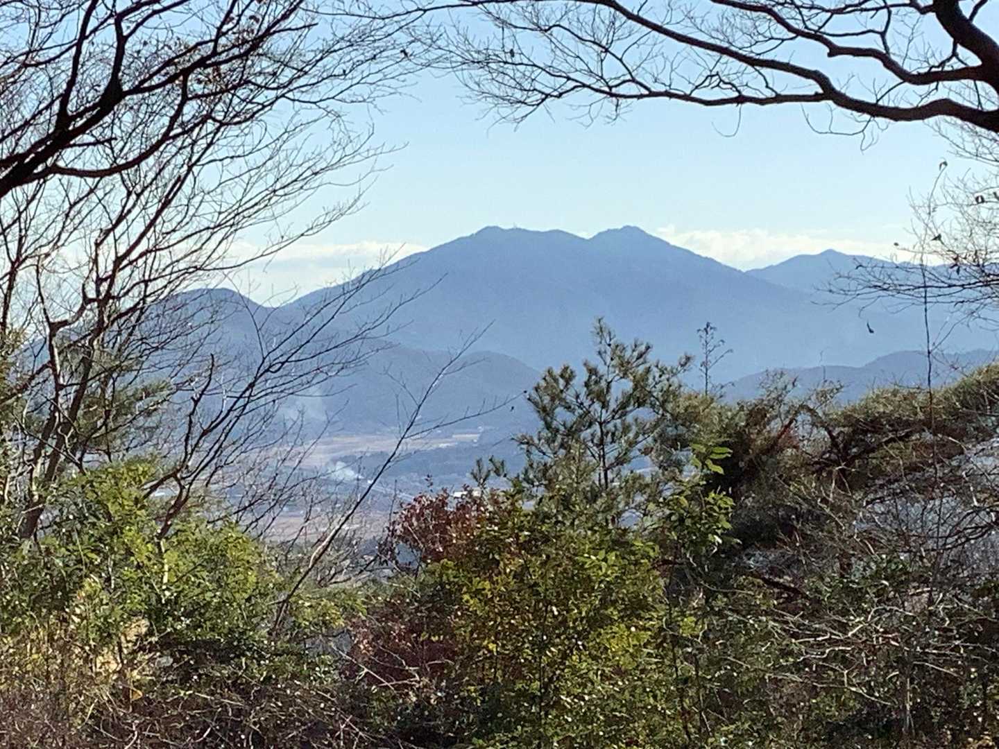 看板のすぐ脇から見える山は形が筑波山に似ていますが、加波山周辺の山々のようです。